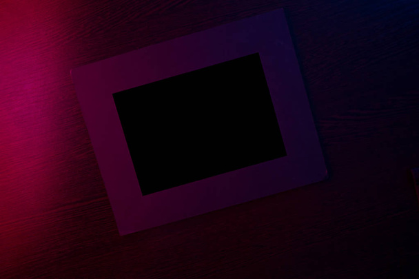 σκοτεινό πλαίσιο με αντίγραφο χώρου σε κόκκινο και μπλε φωτός - Φωτογραφία, εικόνα