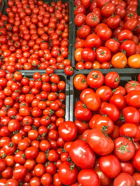 Növényi háttér, textúra, érett piros paradicsom szupermarketben. Fotó stúdió - Fotó, kép