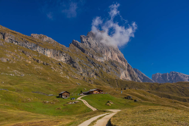 En el camino en el parque natural Seceda / Grden en el hermoso Tirol del Sur
  - Foto, Imagen