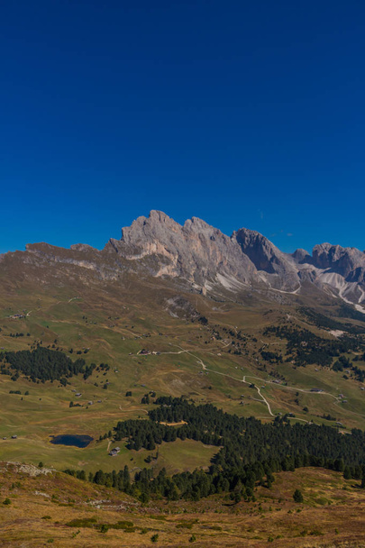 En el camino en el parque natural Seceda / Grden en el hermoso Tirol del Sur
  - Foto, Imagen