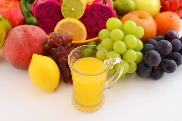 Frutas frescas con jugo
 - Foto, Imagen
