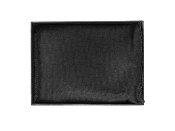 Černé otevřené dárek nebo šperky obdélníkový rámeček textilní tkaninou uvnitř izolované na bílém. - Fotografie, Obrázek