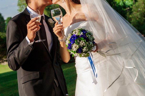 Copas de boda con champán
 - Foto, imagen