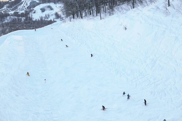 skiërs en snowboarders in het track sneeuw-Skigebied - Foto, afbeelding