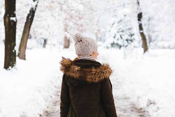 雪の日には公園を歩いて若い女性 - 写真・画像