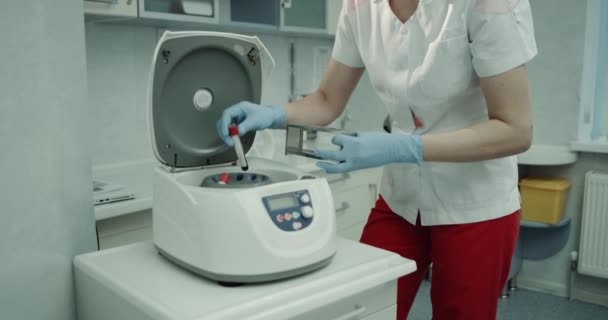 Laboratorio de análisis de sangre, asistencia tomando la bañera de sangre de la máquina
. - Metraje, vídeo