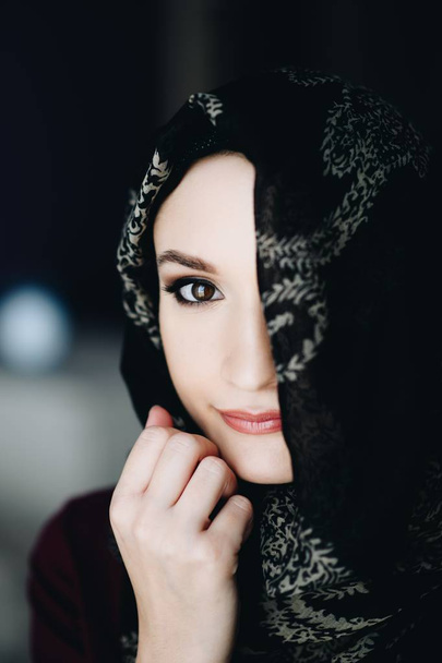 Misteriosa bela mulher de etnia do Oriente Médio vestindo um hijab
 - Foto, Imagem