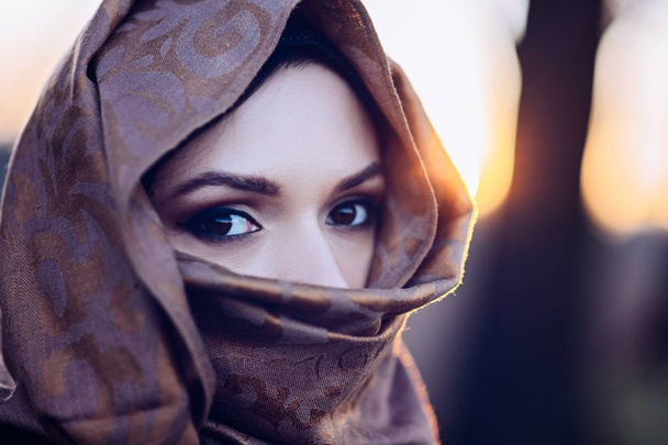 Nuori surullinen arabialainen nainen hijabissa ulkona
 - Valokuva, kuva