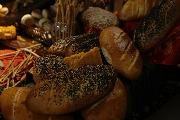 panes recién horneados en el pan de panadería
 - Foto, Imagen