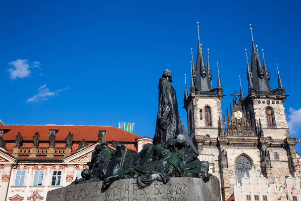 Lo storico Jan Hus Memorial inaugurato nel 1915 in Piazza della Città Vecchia a Praga
 - Foto, immagini