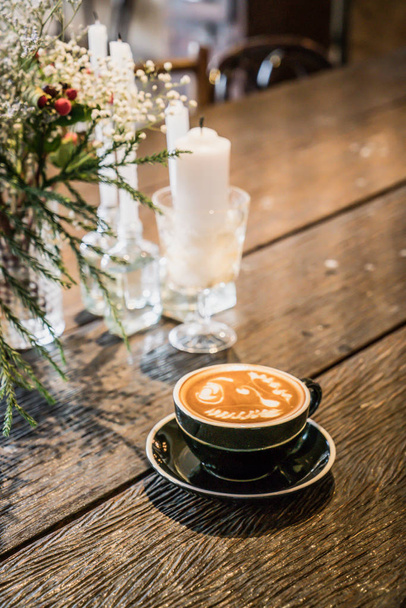 hot latte coffee cup in cafe restaurant - vintage effect filter - Foto, Imagem