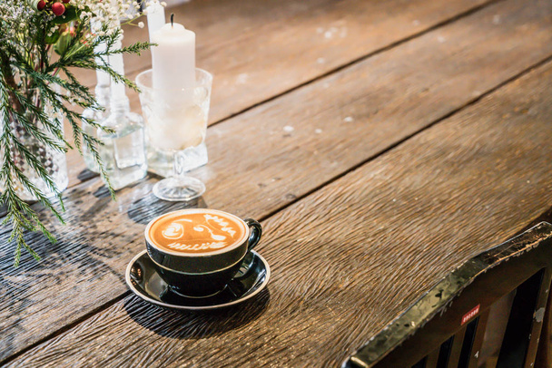 hot latte coffee cup in cafe restaurant - vintage effect filter - Fotografie, Obrázek