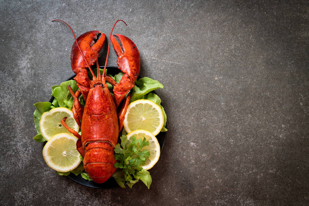 freshly boiled lobster with vegetable and lemon - Фото, изображение