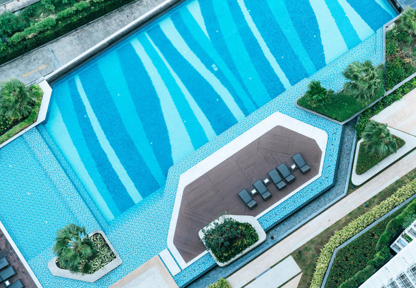 vista superior de la piscina y la piscina de la cama en el complejo hotelero
 - Foto, imagen