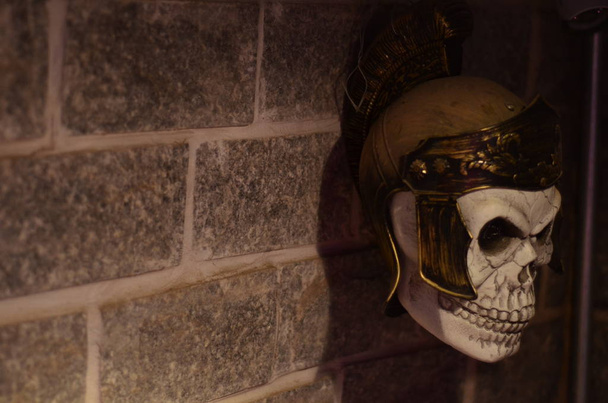 Cráneo de un soldado romano con casco de centurión en Halloween
. - Foto, imagen