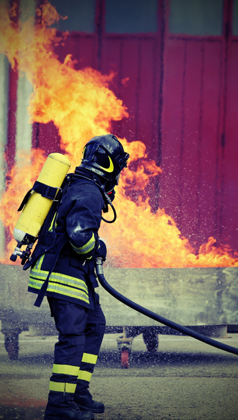 gorący ognia i strażak z zbiorniki tlenu i stary stonowanych efekt - Zdjęcie, obraz