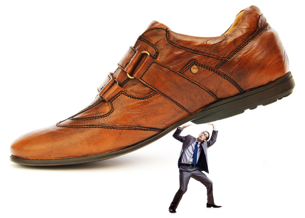 Жіноче домінування концепція з взуттям і чоловіком
 - Фото, зображення