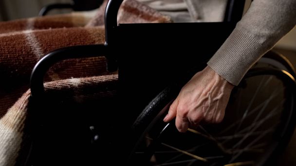 Vieja mujer en silla de ruedas que viene en la habitación del hogar de ancianos, discapacidad, voluntariado
 - Foto, imagen