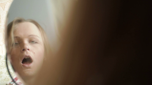 dziewczyna grymasy w lustrze - Materiał filmowy, wideo