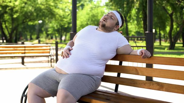 Obese man feels side aches after intense workouts outdoors, health problems - Фото, зображення