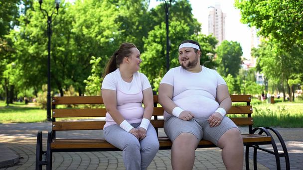 Tlustý muž flirtuje s obézní hezká dívka, vyprávět vtipy, překonání nejistoty - Fotografie, Obrázek