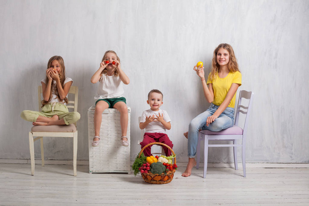 τα παιδιά κρατώντας ένα καλάθι με φρέσκα φρούτα και λαχανικά, υγιεινά τρόφιμα - Φωτογραφία, εικόνα