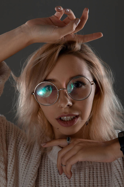 Portrait émotionnel d'une fille avec des lunettes et un pull
 - Photo, image