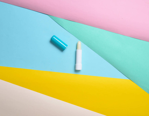 Batom higiênico em um fundo de papel colorido, minimalismo, top vie
 - Foto, Imagem