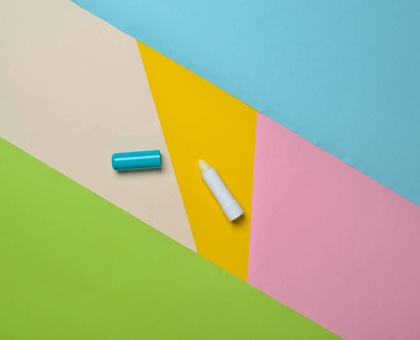Higiénikus rúzs háttér színes papír, minimalizmus, top vie - Fotó, kép
