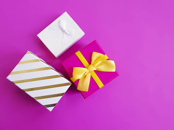 gift box on colored paper - Foto, afbeelding
