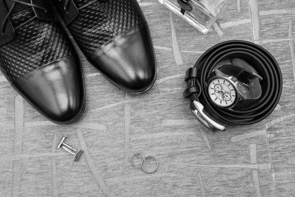 Conjunto de acessórios de noiva do noivo: anéis, sapatos, tiras, relógios, abotoaduras e perfumes: anéis, sapatos, tiras, relógios, abotoaduras e perfumes
 - Foto, Imagem