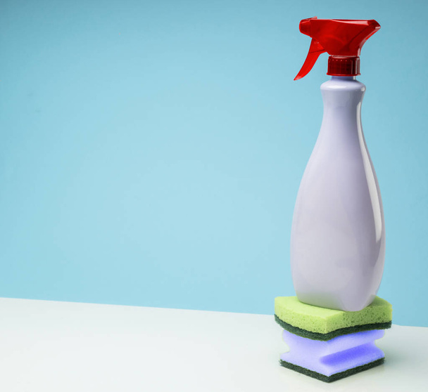 Pot de nettoyage sur tampons à récurer, image conceptuelle
 - Photo, image