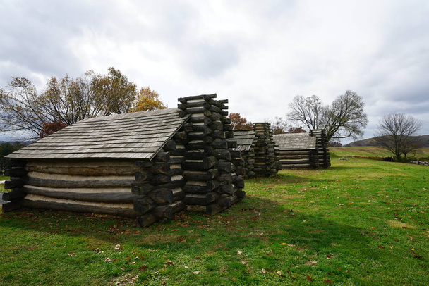 cabañas de madera en el pueblo parque
 - Foto, Imagen