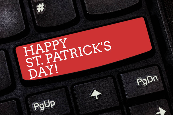 Zápis poznámky ukazující Happy St Patrick S je den. Obchodní fotografie představí Irsko oslava zelené štěstí půvaby a jeteloviny klávesová záměr vytvořit počítač zprávy stisknutí klávesy klávesnice idea. - Fotografie, Obrázek