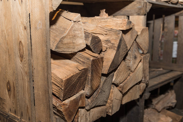 oude houten kist voor opslag van oven-ready logs - closeup - Foto, afbeelding