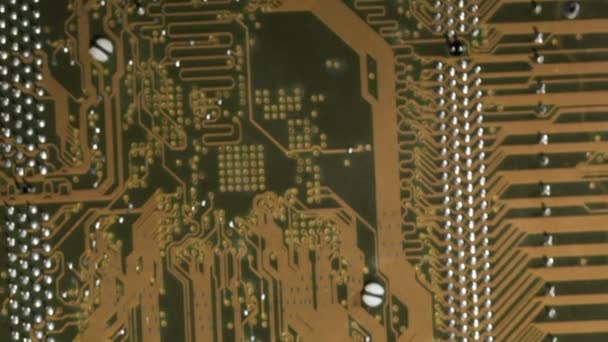 hoog-technologische achtergrond, computer circuit bord. pan macro-opname. - Video