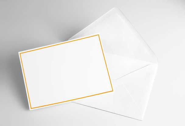 Lege kaart versierd met gele frame en envelop - Foto, afbeelding