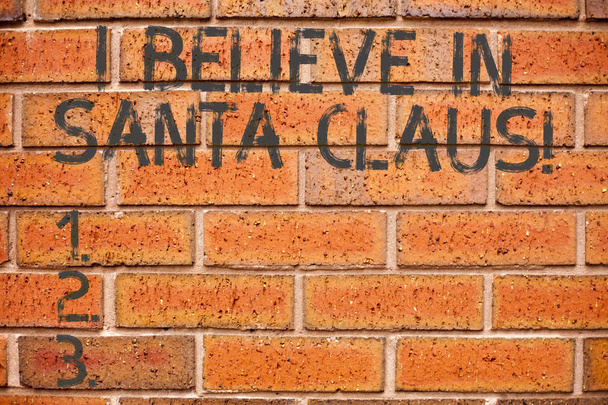 Scrittura concettuale a mano che mostra Io credo a Babbo Natale. Business photo showcase Per avere fede nel Natale Vacanze infanzia
. - Foto, immagini