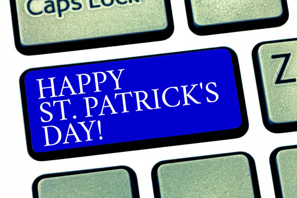 Текст знака показ Святого Патріка S є днем. Концептуальні фото Ірландії святкування зелений талісмани і конюшини клавіатури клавішу намір створити повідомлення комп'ютер, натиснувши клавіатурі ідея. - Фото, зображення