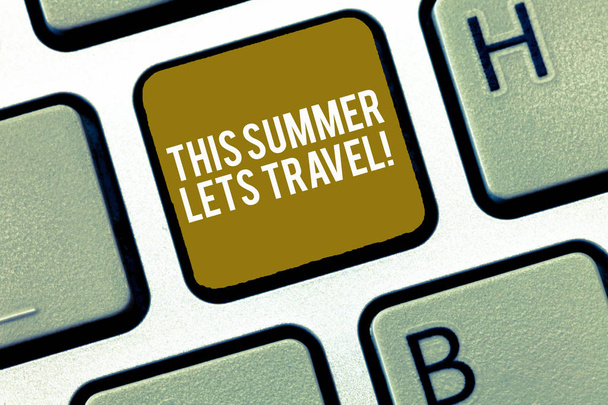 この夏、旅行を示すメモを書きます。ビジネス写真休暇年コンピューター メッセージ キーパッド アイデアを作成するキーボード意図の日当たりの良い季節に旅行への招待状を披露. - 写真・画像
