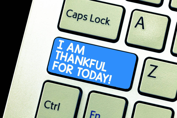 Schreibnotiz, die zeigt, dass ich für heute dankbar bin. Business-Foto präsentiert dankbar über das Leben noch einen Tag Philosophie Tastatur Absicht, Computer-Nachricht Tastatur Idee erstellen. - Foto, Bild