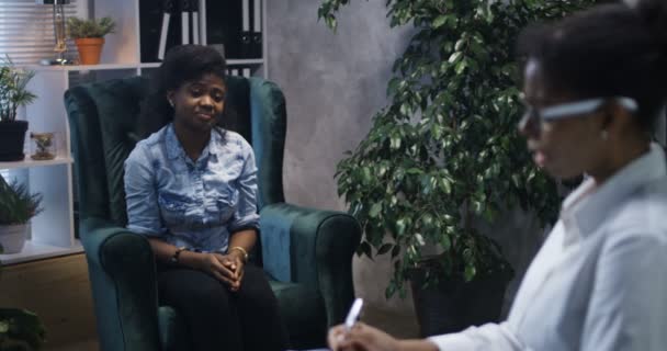 mujer joven hablando con el psicólogo
 - Metraje, vídeo