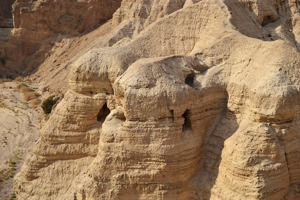 Cavernas de Qumran no Parque Nacional de Qumran, onde os pergaminhos do mar mortos foram encontrados, caminhada no deserto da Judeia, Israel
 - Foto, Imagem