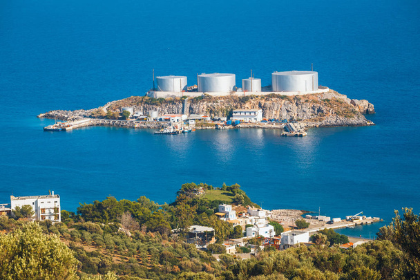  une importante installation de stockage et de terminal pétrolier, située sur la petite île d'Aghios Pavlos, Saint Paul, Crète, Grèce
 - Photo, image