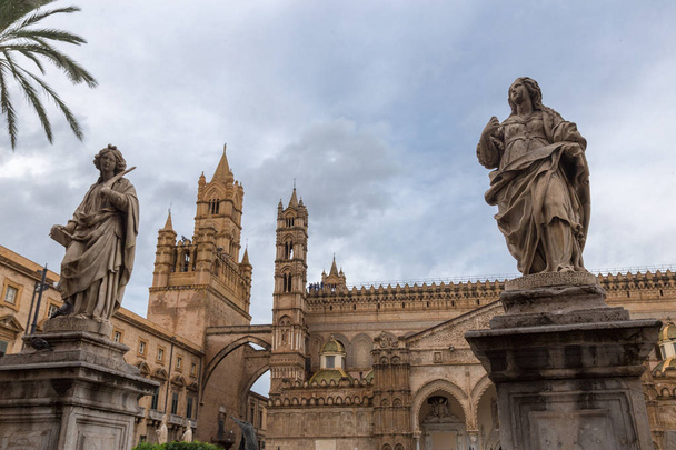 Palermo katedrála (Metropolitní katedrála Nanebevzetí Panny Marie) v Palermo, Sicílie, Itálie. Architektonický komplex postavený v Norman, maurský, gotické, barokní a klasicistní styl - Fotografie, Obrázek
