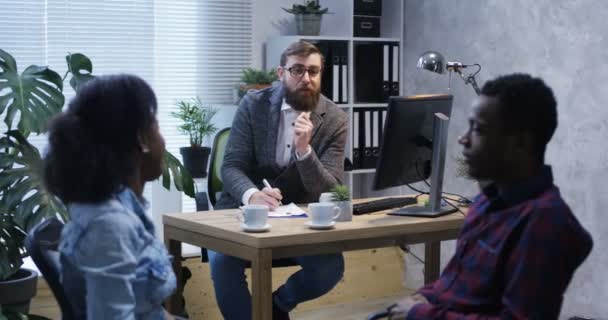 Couple reconciling at the office of a psychologist - Felvétel, videó