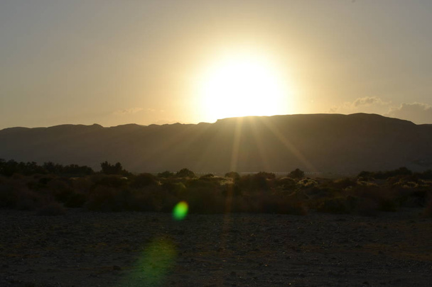 Ogrodzenia z drutu kolczastego o zachodzie słońca w obszarach górskich pustyni na brzegu Morza Martwego, Westbank, Izrael, Palestyna - Zdjęcie, obraz