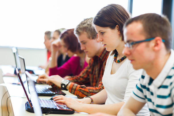 dizüstü bilgisayar kullanan bir sınıfta oturup üniversite öğrencileri - Fotoğraf, Görsel