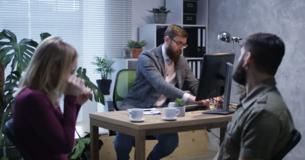 Troubled young couple in the office of a psychologist - Filmati, video