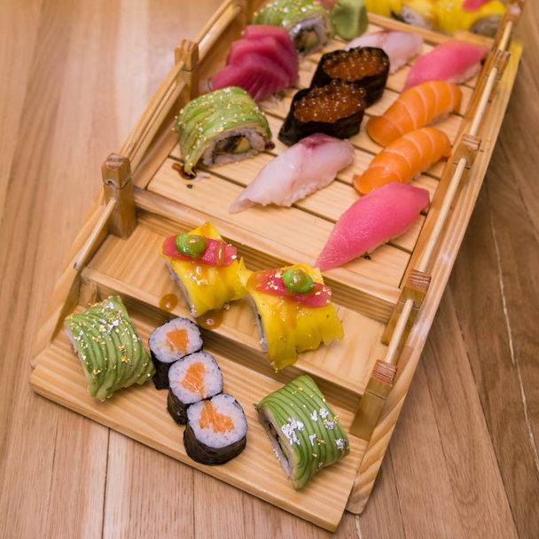 Closeup de bandeja de sushi na mesa - Foto, Imagem